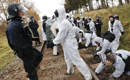 德国民众抗议核废料火车入境 1300人被拘捕