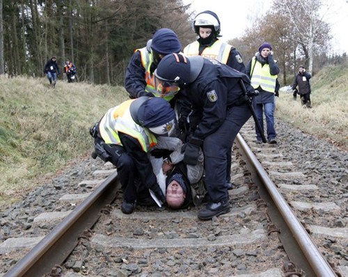 德国民众抗议核废料火车入境 1300人被拘捕
