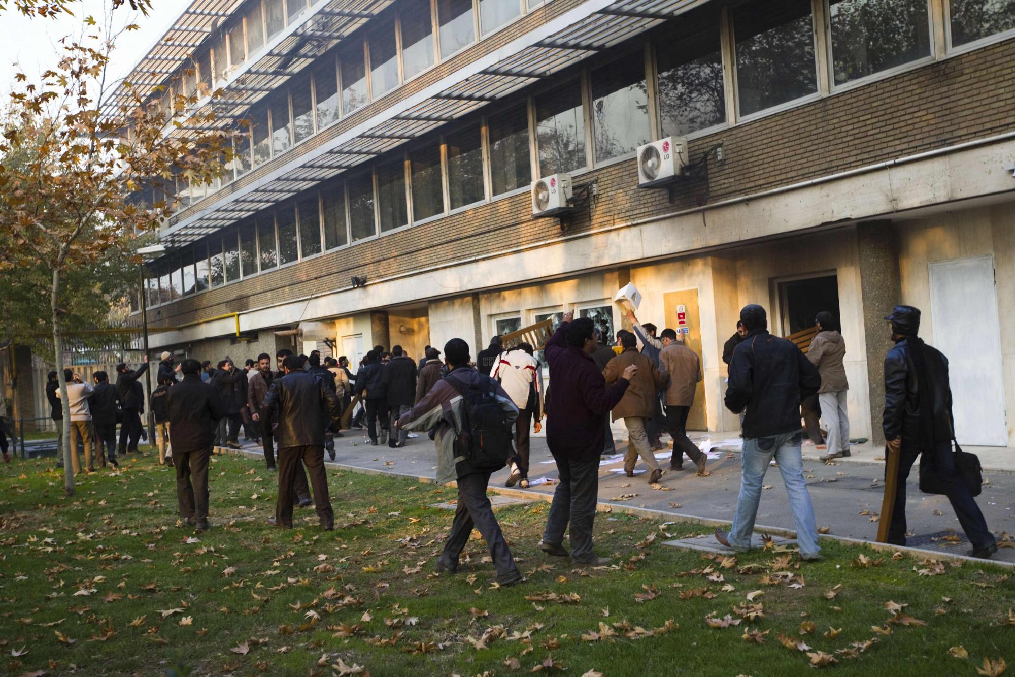 国际社会谴责伊朗学生冲击英使馆事件 英单边制裁肇祸