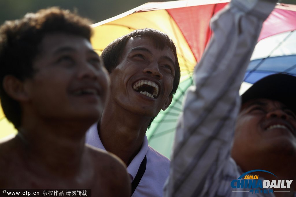 以国家名义狂欢 印尼民众爬高夺奖庆祝独立日（图）