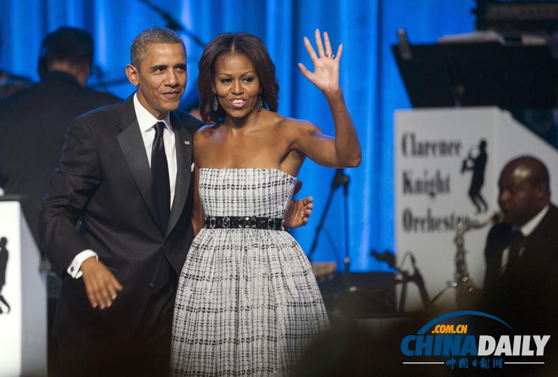 奥巴马夫妇出席非裔议员颁奖晚宴 亲密拥吻大秀恩爱（组图）