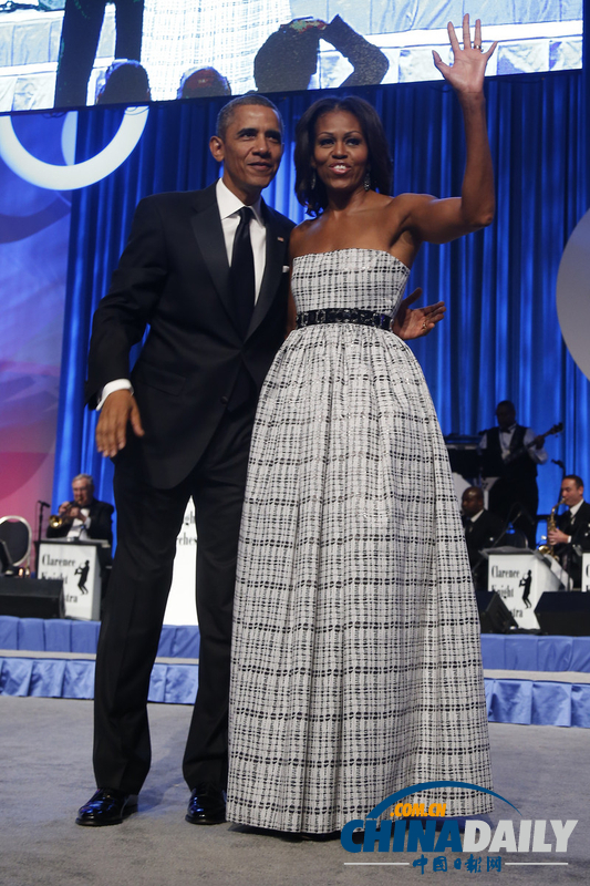 奥巴马夫妇出席非裔议员颁奖晚宴 亲密拥吻大秀恩爱（组图）