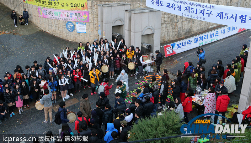 组图：韩国高考今日举行 学子跪地祈福警察骑摩托护送