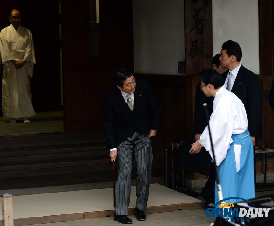 安倍晋三在神职人员引领下参拜靖国神社