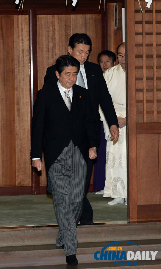 安倍晋三在神职人员引领下参拜靖国神社