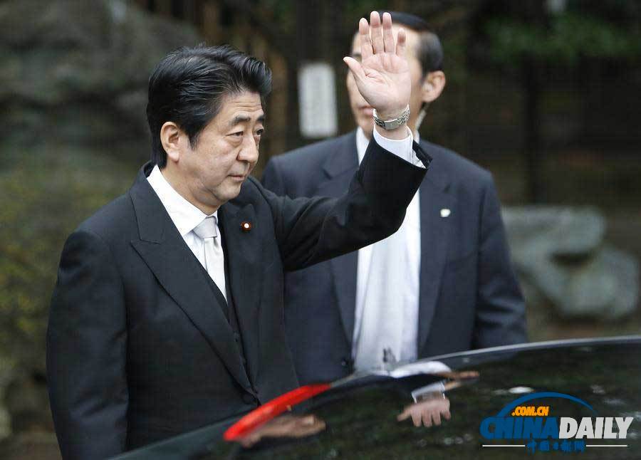 安倍晋三在神职人员引领下参拜靖国神社