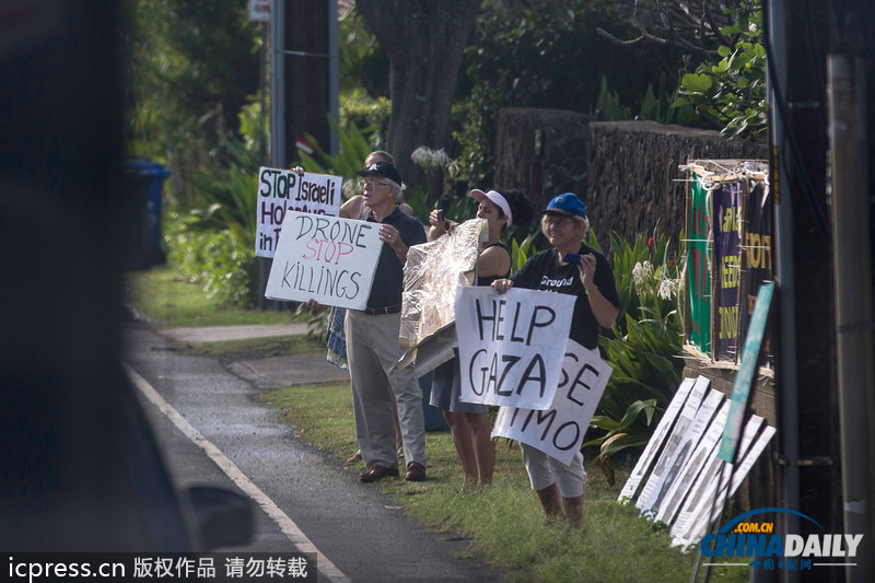 奥巴马在夏威夷晨炼后乘车返回住所 遭遇夹道抗议