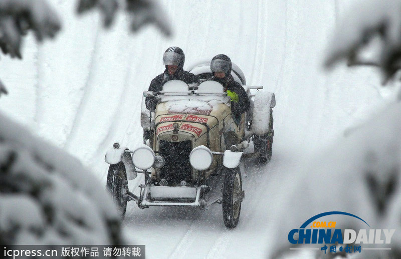 2014普拉耐经典赛开幕 百岁老爷车暴雪中前行