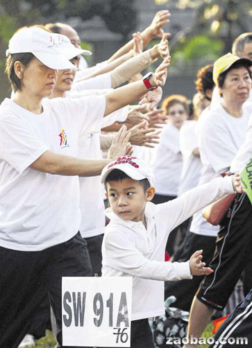 新加坡近4000华人表演太极创纪录 最小者4岁