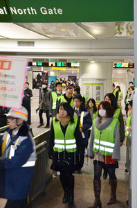 日本横滨火车站首次举行海啸防灾演习(图)
