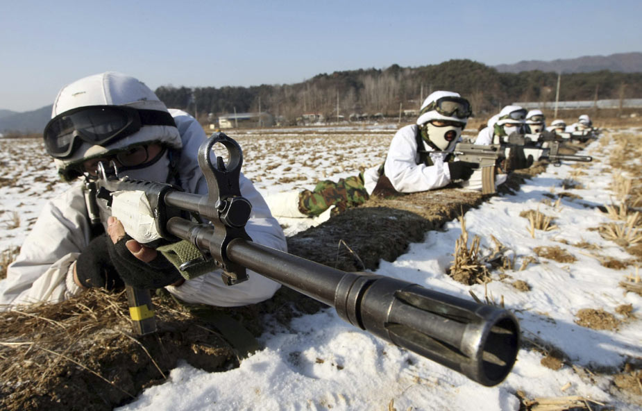 韩国陆军部队严寒中进行战术演练