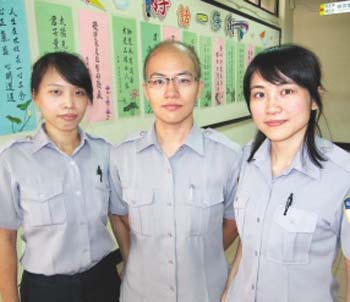 台女警无发逾10年 努力工作坦然真貌示人(图)