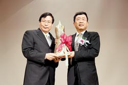 余秋雨获颁台湾元智大学“桂冠文学家”(图)