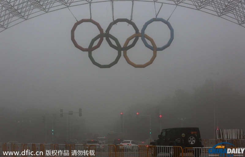 广东珠海：浓雾笼城似走在仙境 信号灯成“指路明灯”