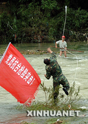 2005年7月20日，福建省柘荣县电力公司的党员突击队在修复被洪水冲坏的电线。 新华社发 