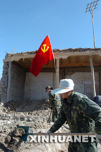 2005年3月10日，新疆乌什县卫生系统的党员突击队来到灾区，为地震中失去房屋的村民修建新房。 新华社发 