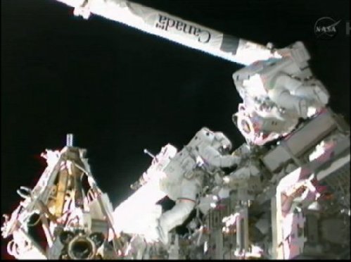 国际空间站设备故障 宇航员用小小牙刷解围