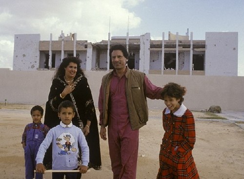 卡扎菲家庭相册曝光 身穿西方品牌服装悠闲散步