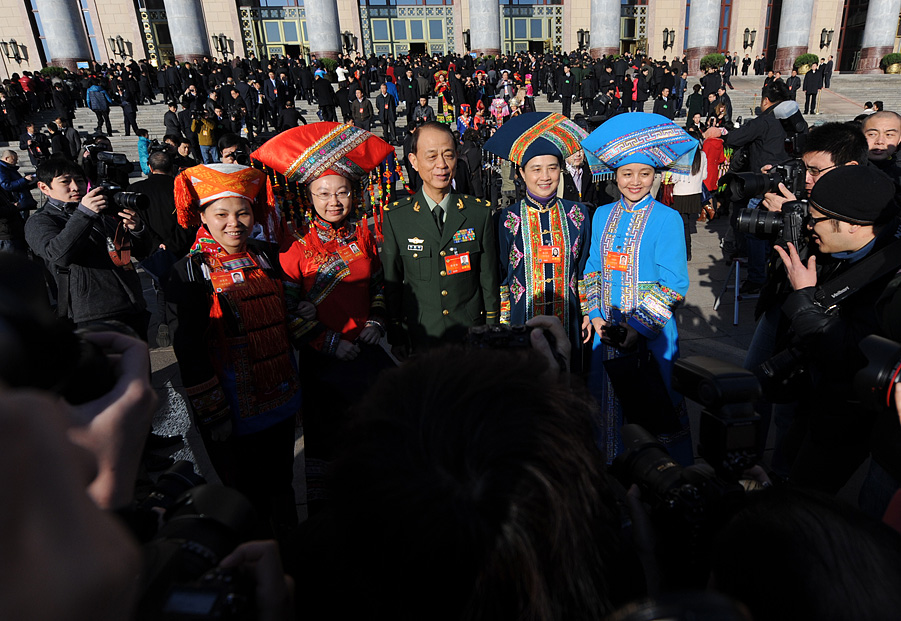 少数民族代表身着民族服装出席大会