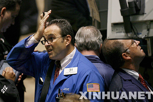 8月9日，交易员们在美国纽约证券交易所的交易大厅里忙碌。由于投资者担心美国次级抵押贷款市场危机加剧，９日纽约股市全线大幅下挫，其中道琼斯指数狂跌387.18点。新华社发 