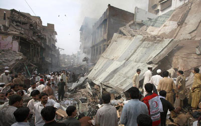 巴基斯坦繁华集市遇袭近300人死伤 到访希拉里誓言支持