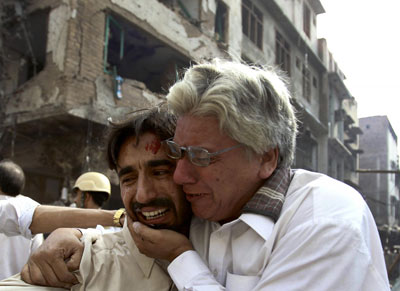 巴基斯坦繁华集市遇袭近300人死伤 到访希拉里誓言支持