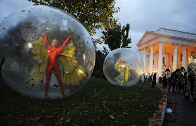 图：奥巴马夫妇在白宫与孩子们共度万圣节