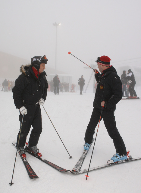 “梅普组合”滑雪过新年 总统为总理当司机（组图）