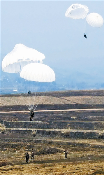 五百余名新兵首次跳伞成功