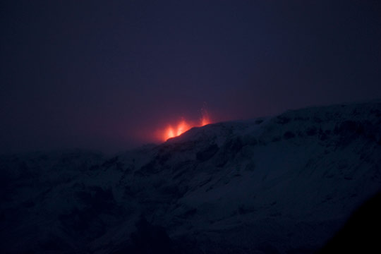 冰岛火山爆发 450人被疏散