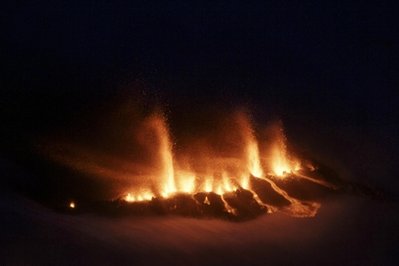 冰岛火山爆发 450人被疏散