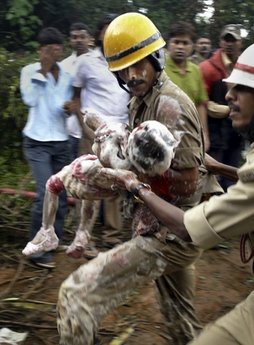 印航客机滑出跑道坠入山谷爆炸 159人死亡7人生还