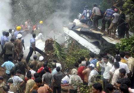 印航客机滑出跑道坠入山谷爆炸 159人死亡7人生还