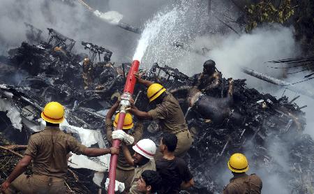 印航客机滑出跑道坠入山谷爆炸 159人死亡7人生还