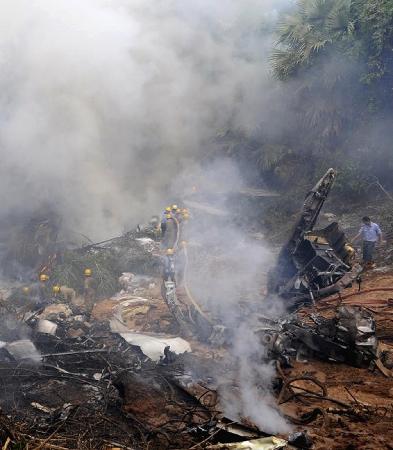 印航客机滑出跑道坠入山谷爆炸 159人死亡7人生还