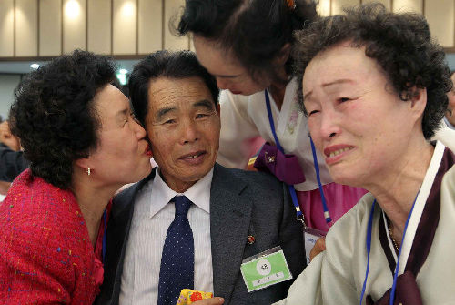 韩朝离散家属在金刚山举行中秋会面