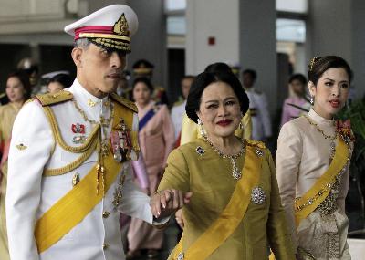 泰国曼谷庆祝国王83岁大寿 希拉里发来贺电