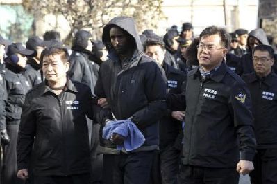 五名索马里海盗被押至韩国受审 重伤船长回国治疗