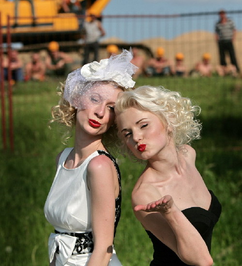 组图：白俄罗斯数百名金发女郎集体环游首都