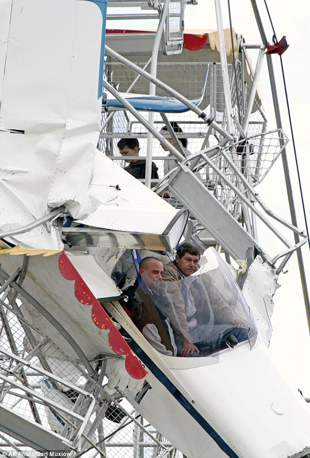 澳大利亚小飞机撞上摩天轮 两少年游客险些丧命