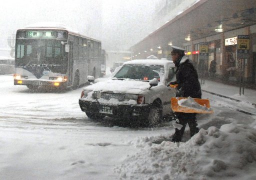 日本北部暴雪致56人丧生 交通中断积雪深达4米