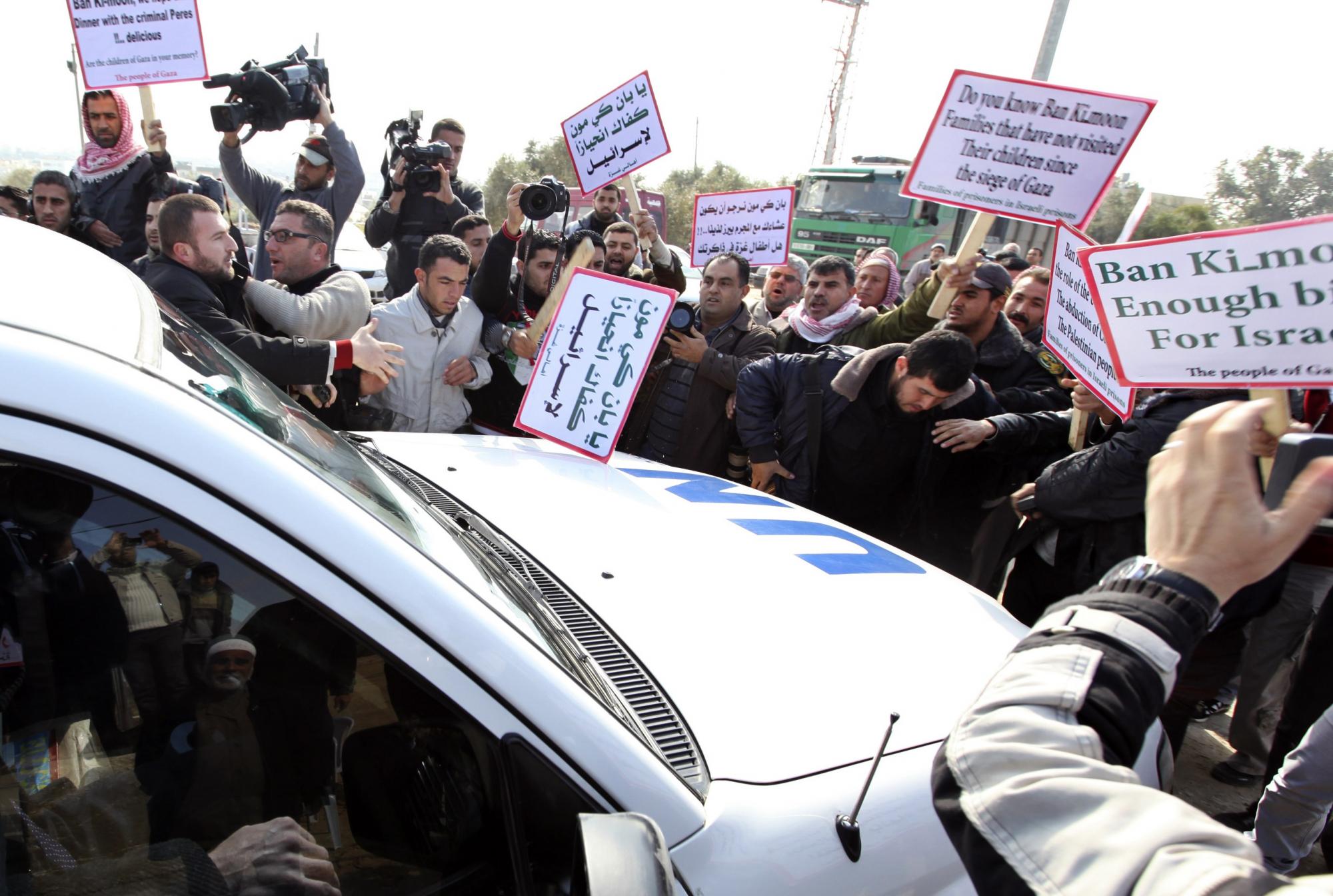 潘基文出访加沙遭民众扔鞋抗议 被指责偏袒以色列