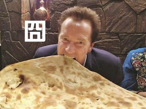 施瓦辛格印度吃大饼 受封“囧脸阿诺”
