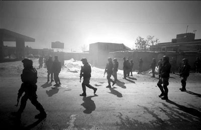 阿富汗民众反美示威时发生枪击5死多伤
