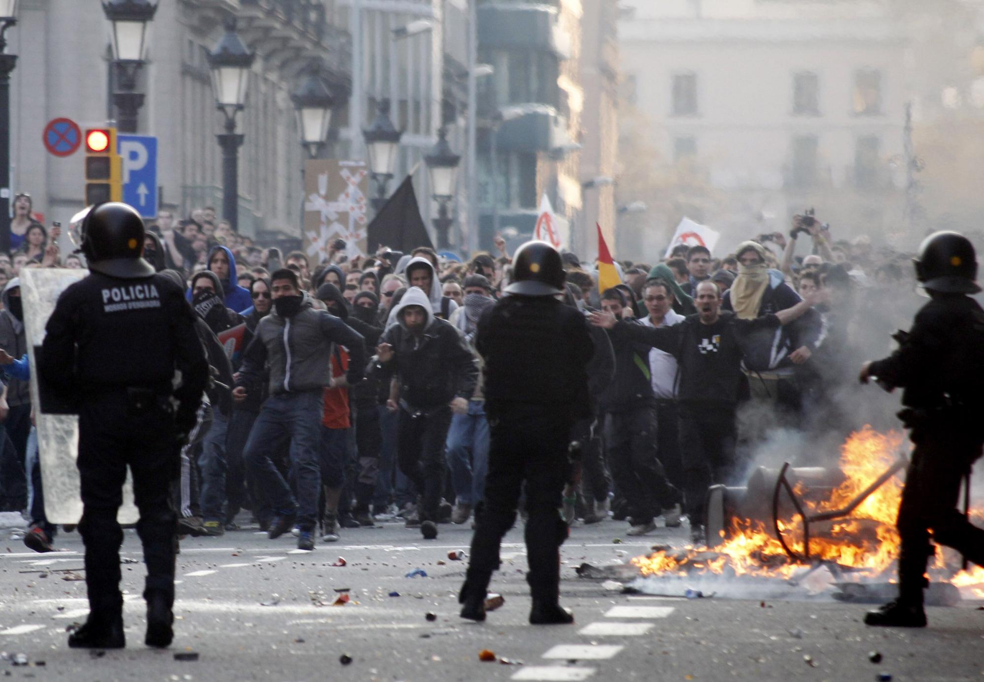 西班牙数万民众参与全国大罢工 警民激烈冲突176人被捕