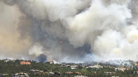 美国科罗拉多州山火蔓延疏散上万人