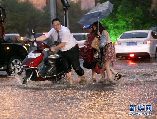 河南洛阳“白领哥”雨中助人走红网络