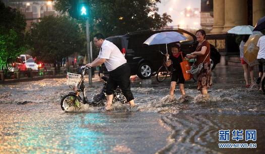 河南洛阳“白领哥”雨中助人走红网络