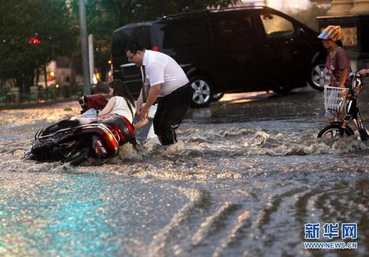 河南洛阳“白领哥”雨中助人走红网络