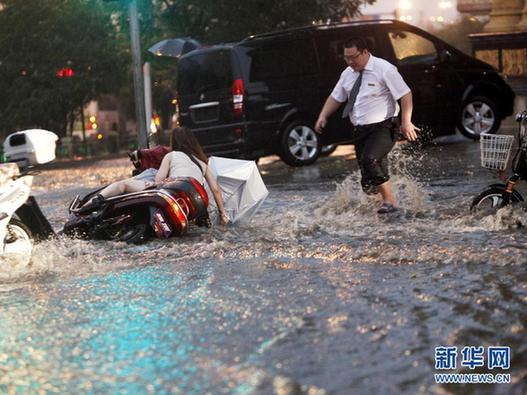 河南洛阳“白领哥”雨中助人走红网络